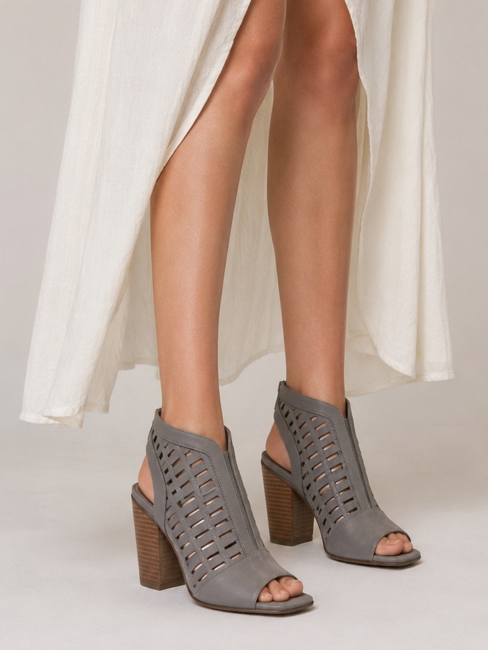 VINCE CAMUTO Korsta Shooties Gray Suede Stacked Block Heel 9.5
